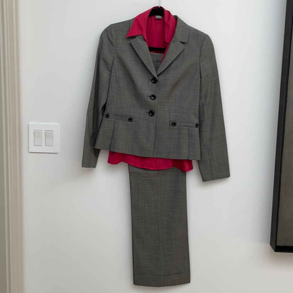 Ann Taylor Stunning 100% virgin wool suit